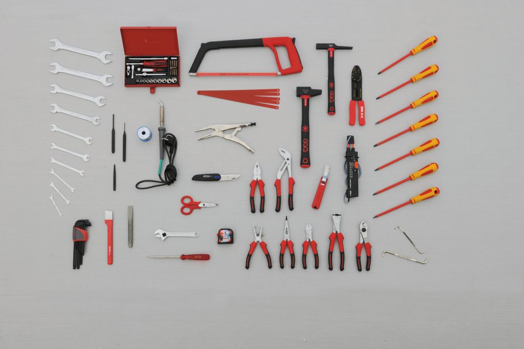 Les outils de l’électricien : la liste complète pour votre caisse à outils