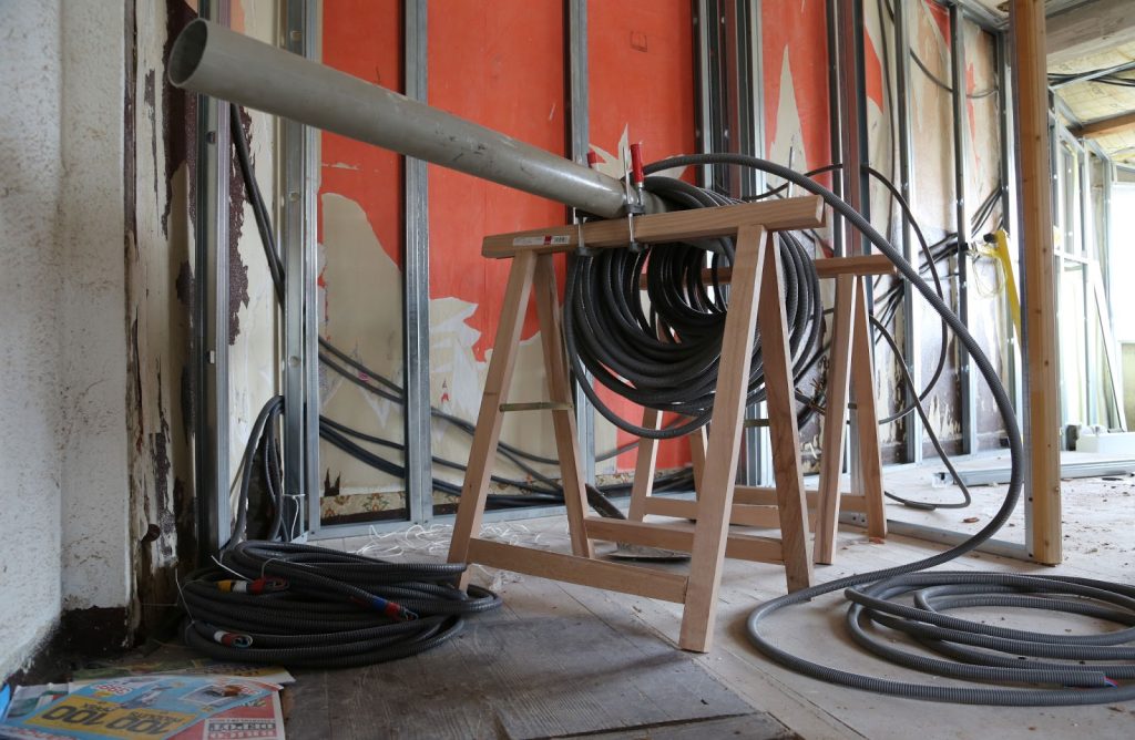 Pose d&rsquo;une gaine électrique et passage des câbles en rénovation