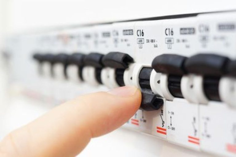 Tester et changer le fusible d&rsquo;un tableau électrique