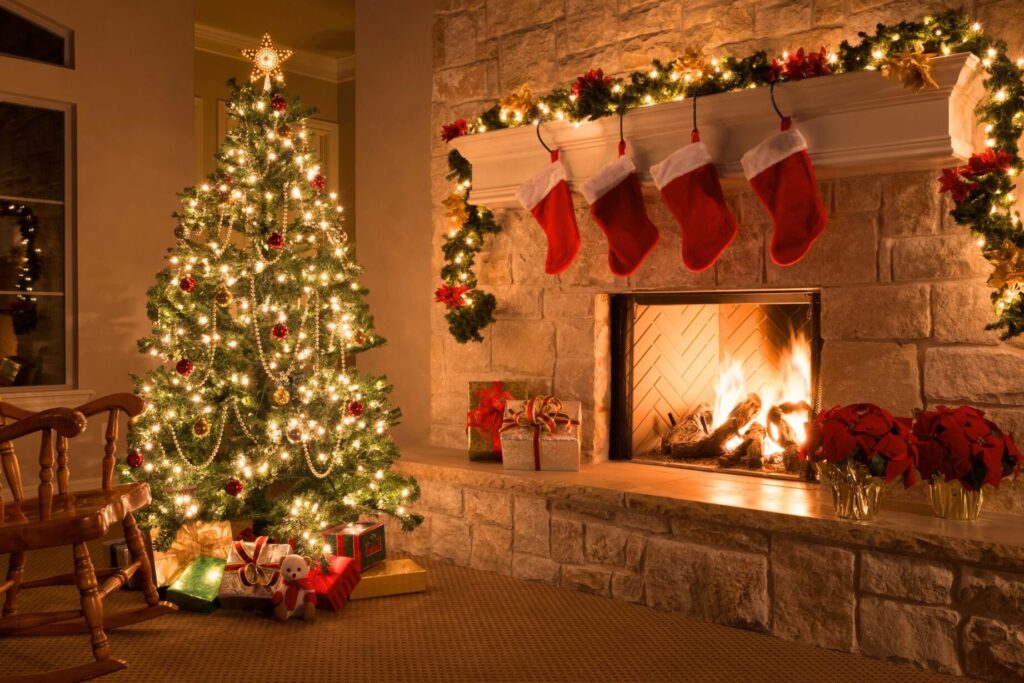 Comment choisir les couleurs de votre sapin de Noël pour illuminer votre intérieur ?
