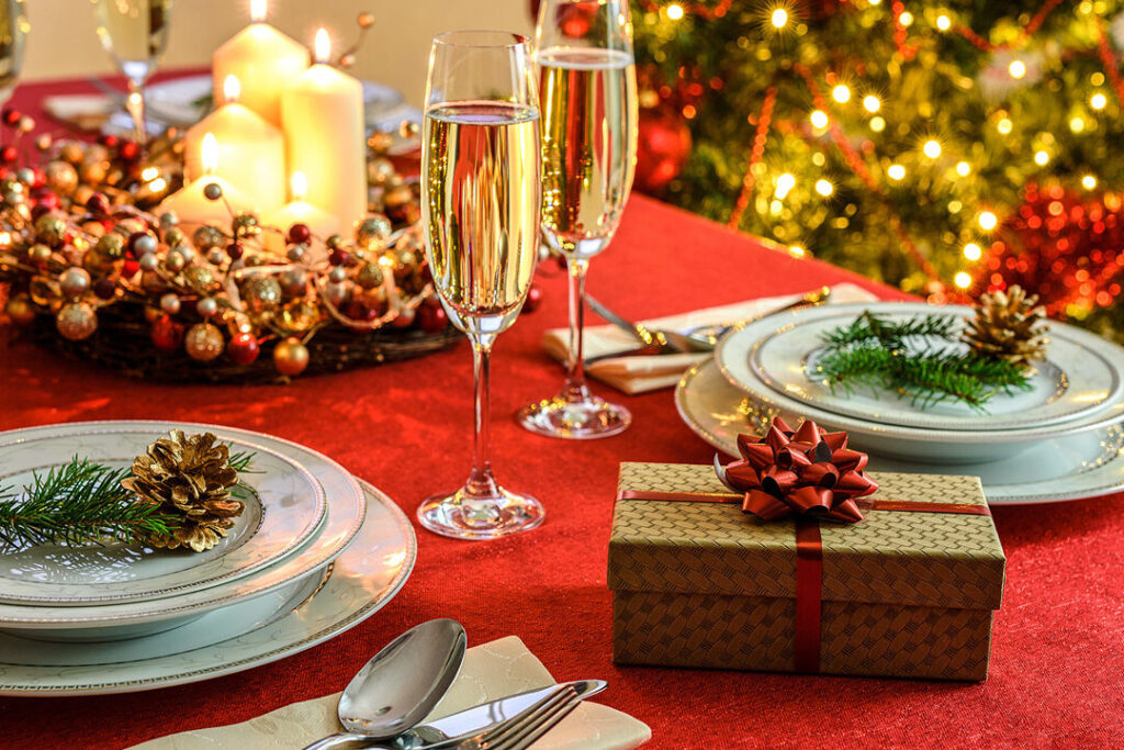 Comment réaliser une déco de table de Noël rouge et chaleureuse ?