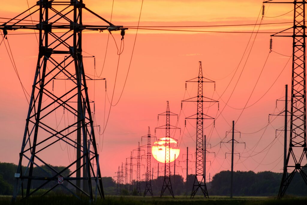 une panne de courant, également connue sous le nom de coupure de courant, se produit lorsqu'il y a une perte soudaine de l'alimentation électrique dans une région donnée.