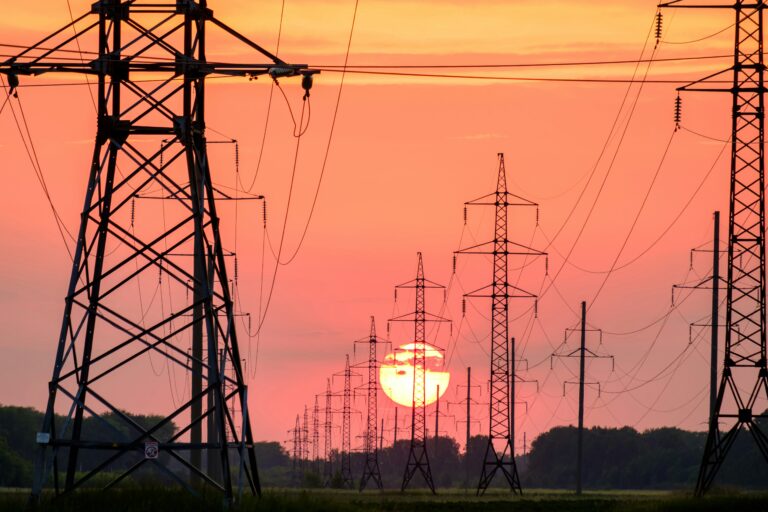 une panne de courant, également connue sous le nom de coupure de courant, se produit lorsqu'il y a une perte soudaine de l'alimentation électrique dans une région donnée.
