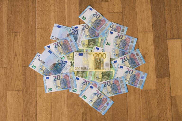 réduisez votre facture d'électricité grâce à nos conseils et astuces pour économiser de l'énergie dans votre foyer.