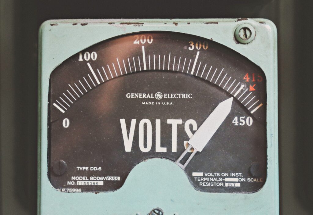 découvrez l'histoire de l'invention de l'électricité et son impact sur la société moderne grâce à cet article fascinant.