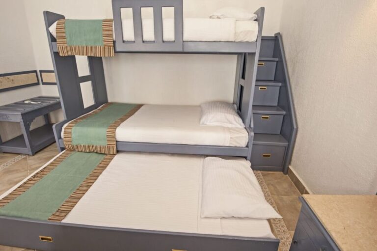 Comment aménager 3 lits dans une chambre: astuces et idées pratiques