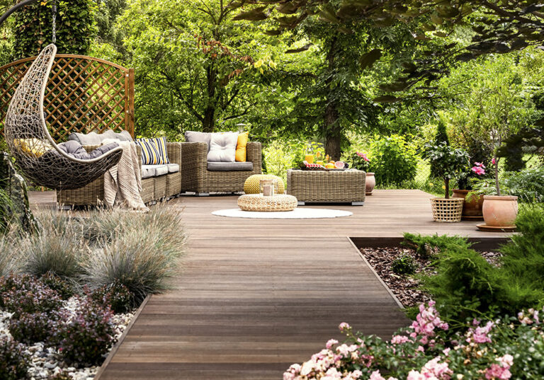 Comment aménager votre terrasse dans un style grec authentique ?