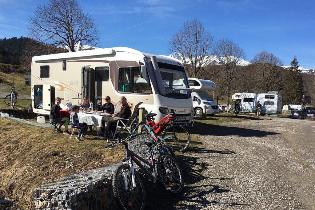 Où trouver des aires de camping-car équipées en électricité pour voyager en toute autonomie ?
