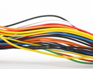 Comment bien choisir un fil rouge pour l'installation électrique ?