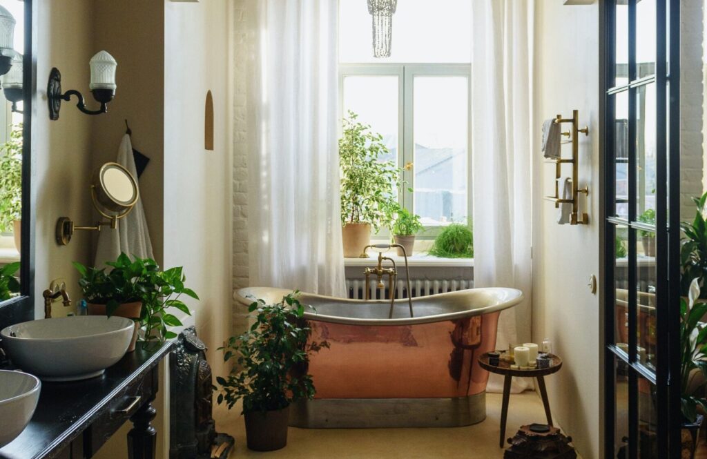 Comment créer une salle de bain rétro chic : astuces et inspirations
