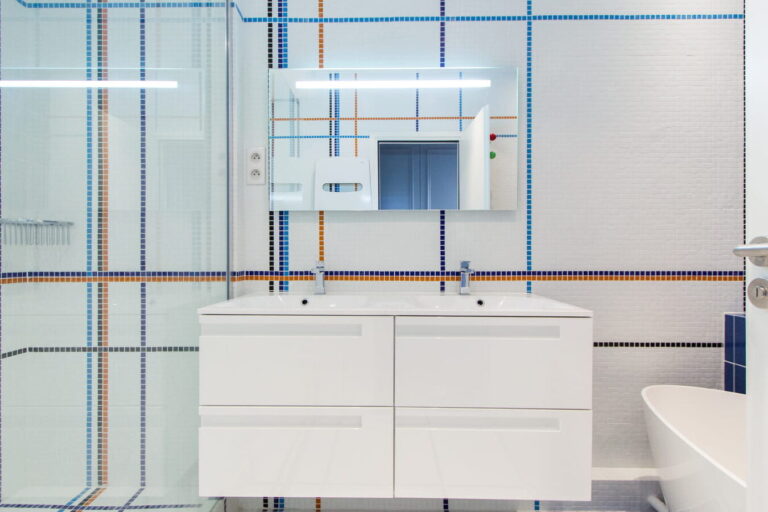 Relooker sa salle de bain : 10 astuces pour transformer votre espace sans vous ruiner