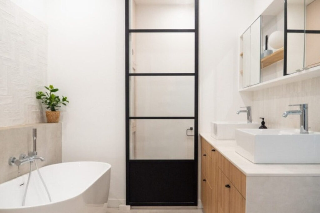 Comment créer une salle de bain DIY tendance et fonctionnelle ?