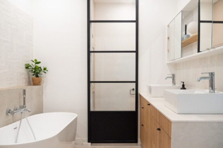 Comment créer une salle de bain DIY tendance et fonctionnelle ?