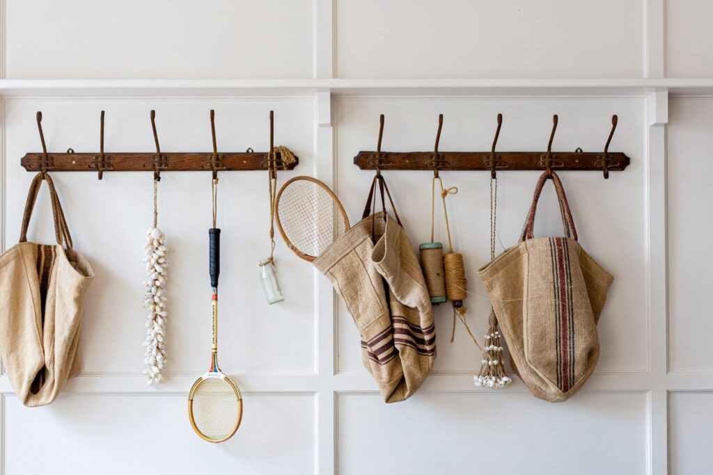 Comment fabriquer un porte-manteau original avec des matériaux de récupération ?