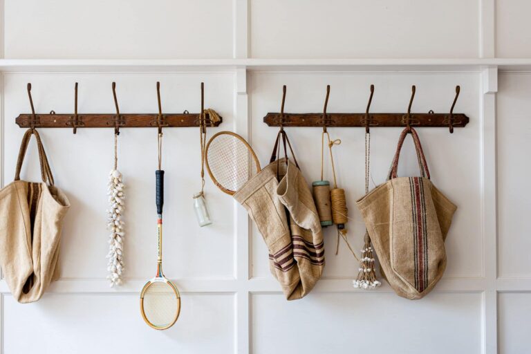 Comment fabriquer un porte-manteau original avec des matériaux de récupération ?