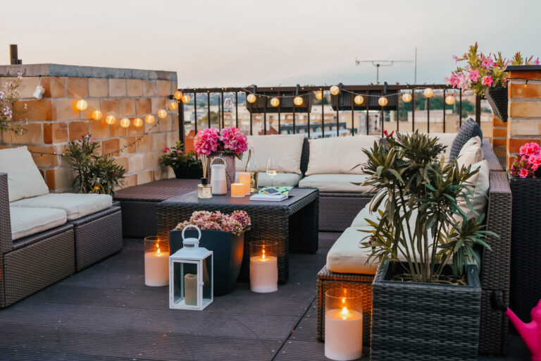 Comment choisir les meilleurs accessoires pour aménager et illuminer votre balcon ?