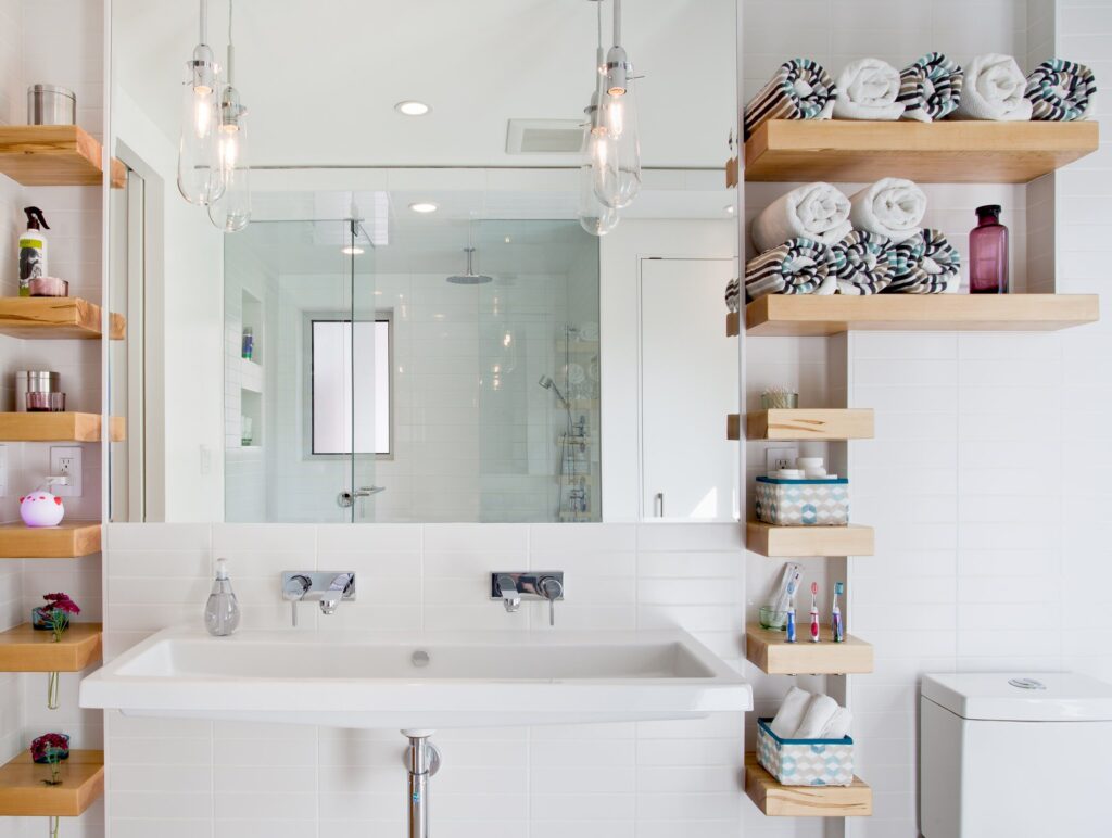 Optimiser l'espace : 10 idées de rangement pour une petite salle de bain