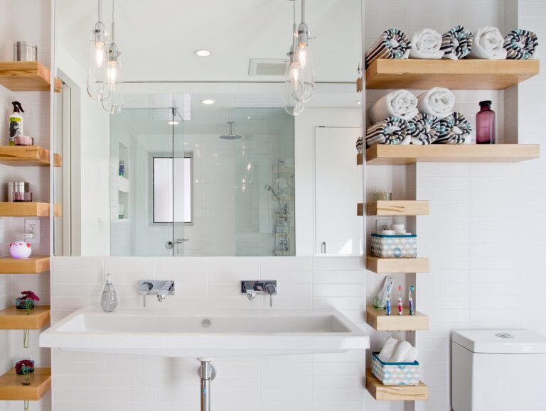 Optimiser l'espace : 10 idées de rangement pour une petite salle de bain