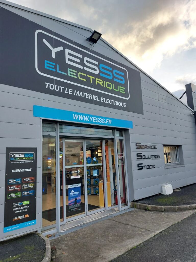 Planté Benoit, chef de magasin chez YESSS ELECTRIQUE Artigues, dans son environnement de travail