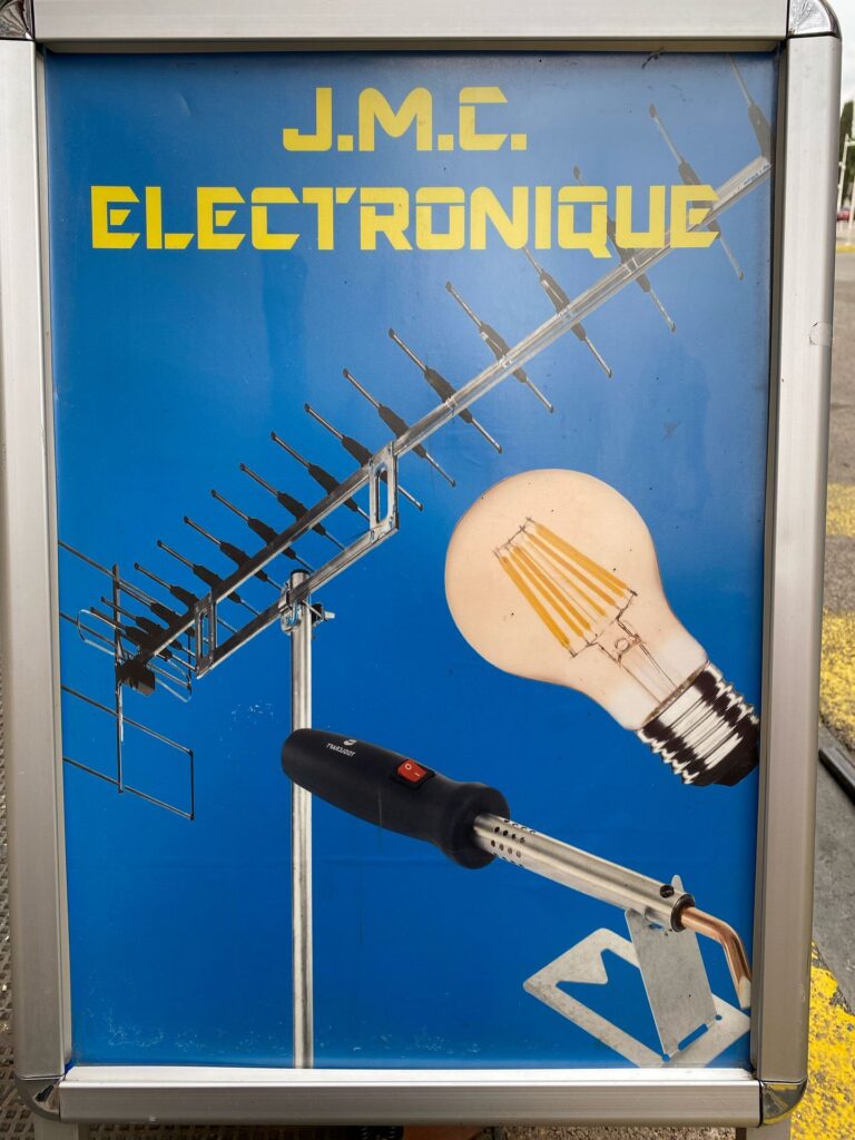 Façade de l'agence YESSS Electrique à Hyères avec enseigne visible
