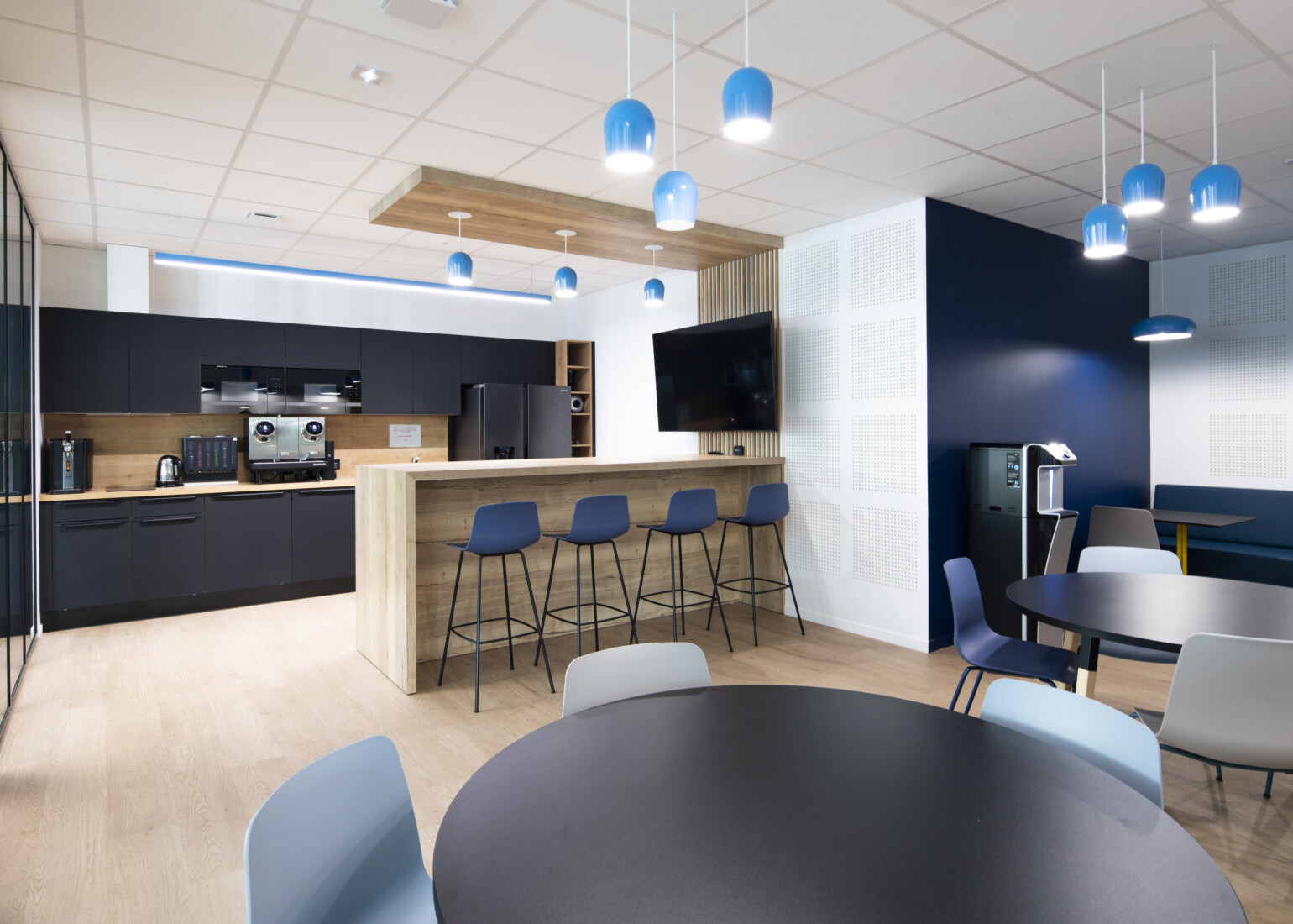 Intérieur de l'agence Yesss Électrique Francheville