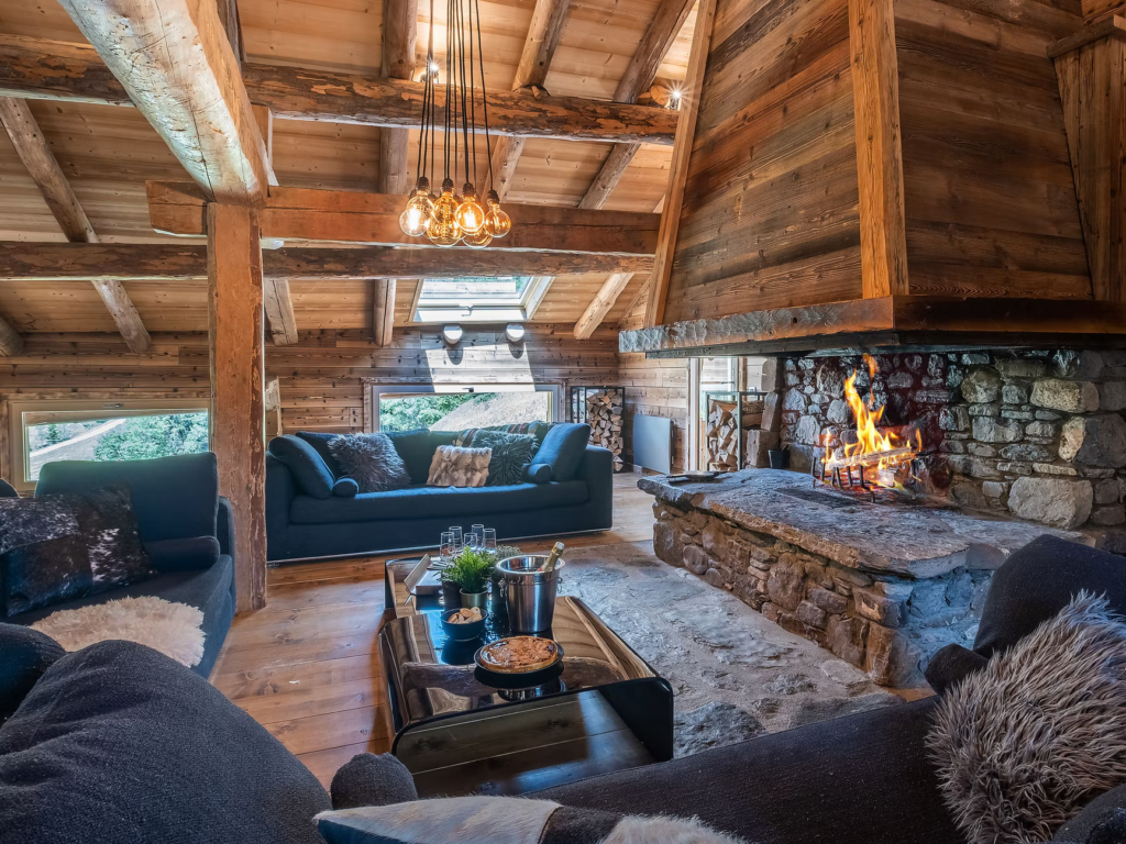 Comment créer une ambiance cocooning avec une cheminée dans votre chalet ?