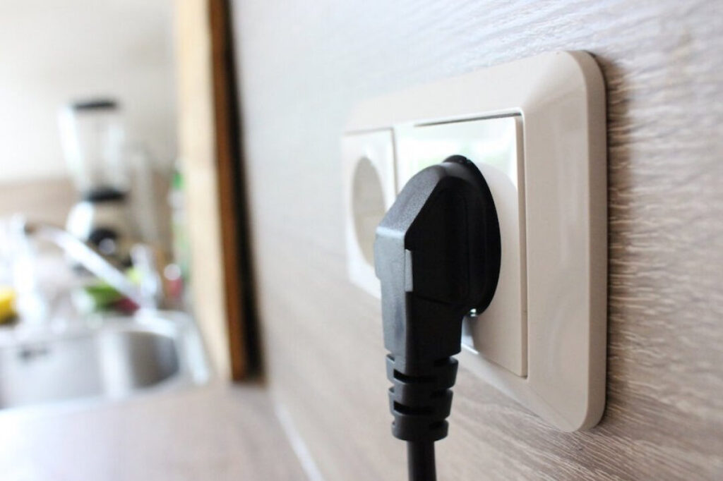 Prise micro-ondes : que dit la norme NF C 15-100 ?