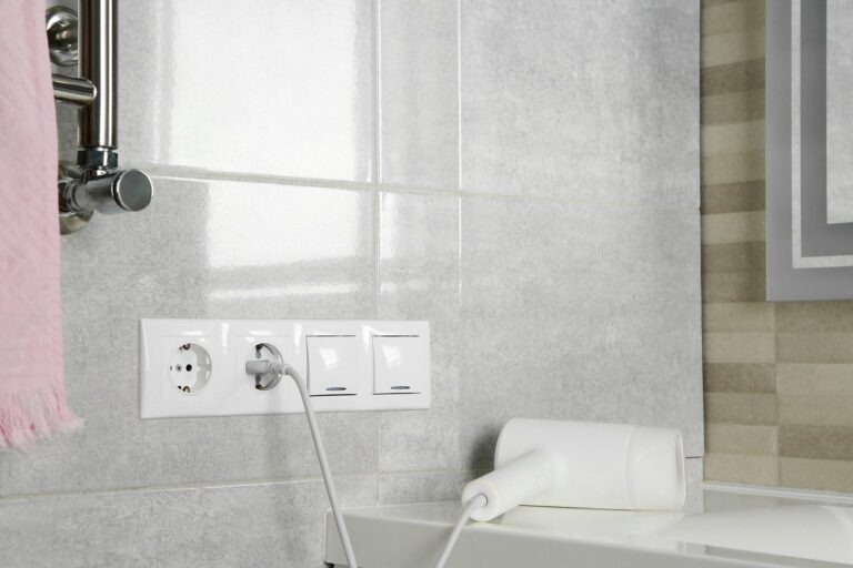 Prise pour salle de bain : normes et sécurité à respecter