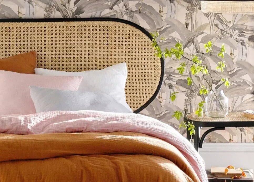 Comment faire une tête de lit en cannage pour une chambre chic et tendance ?