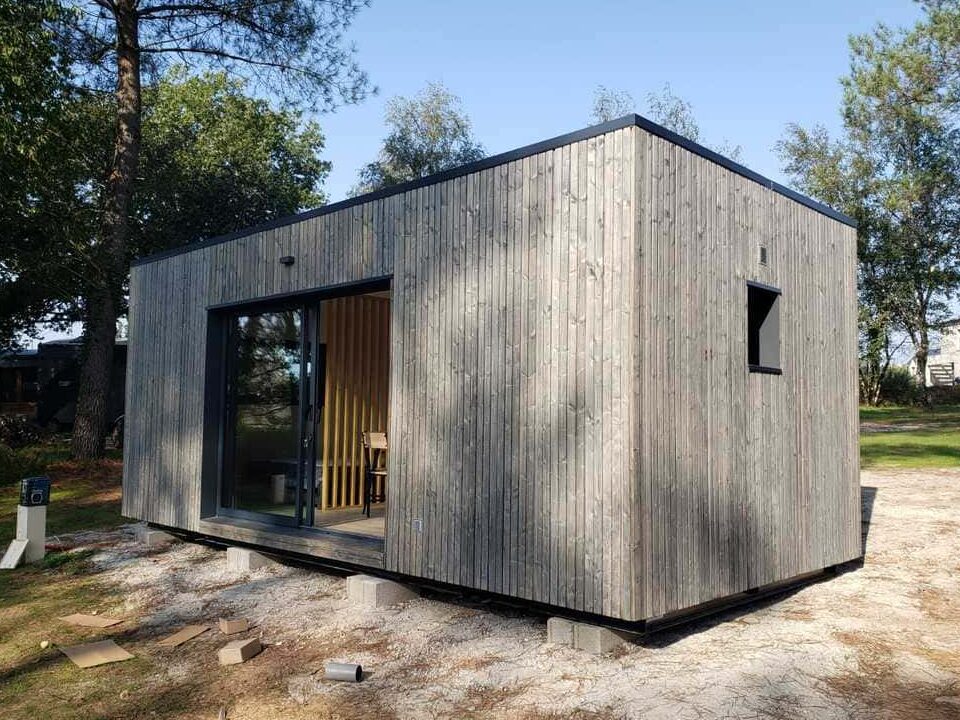 Construire une maison sur pilotis moderne : avantages et tendances actuelles