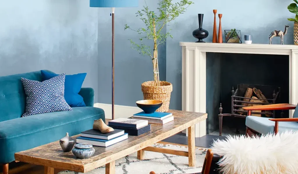Comment intégrer le bleu et le bois dans votre déco de salon ?