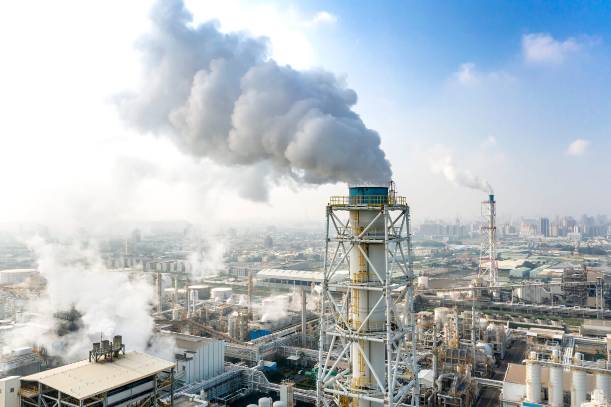 Site industriel dégageant de la vapeur, illustration du gisement de chaleur fatale largement gaspillé
